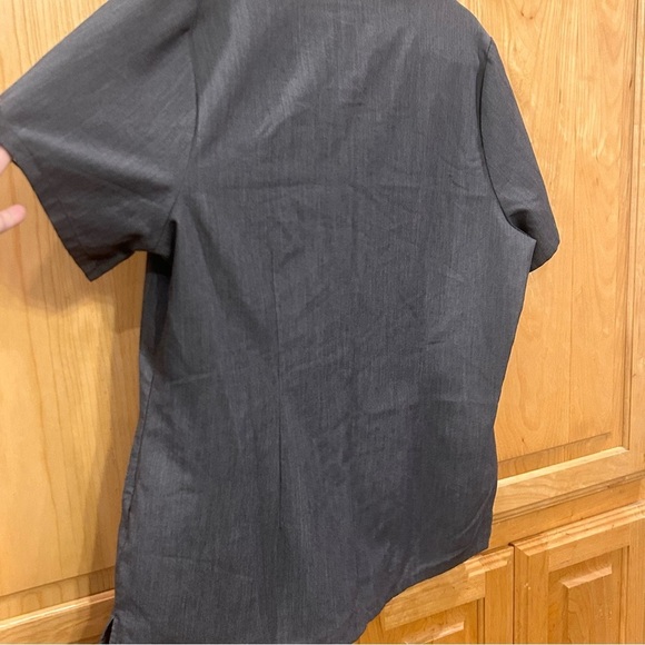 FIGS Casma Three Pocket Top - Picture 9 of 9